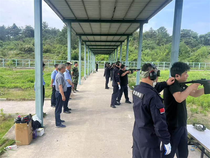 市保安公司組織開展實彈射擊訓(xùn)練